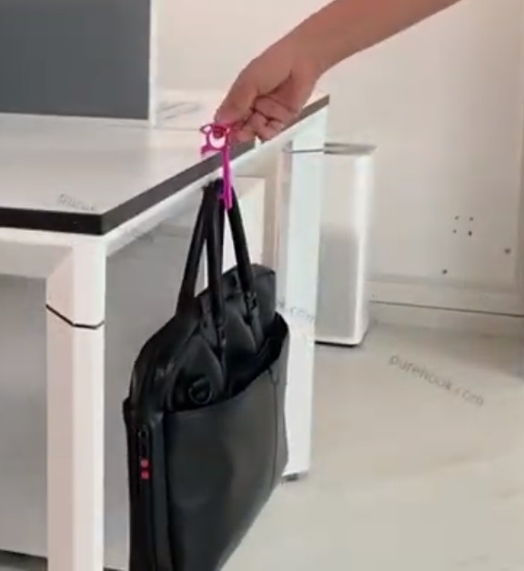 Transporter son sac avec soi à l'extérieur, grace au crochet, sans contact externe, sans transfert de virus